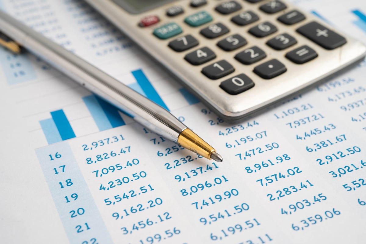 Mujer revisando reportes financieros